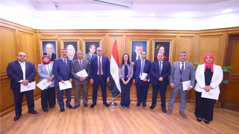 وزيرة التضامن تكرم قطاعي التركات الشاغرة والعقارات والشؤون القانونية ببنك ناصر الاجتماعي