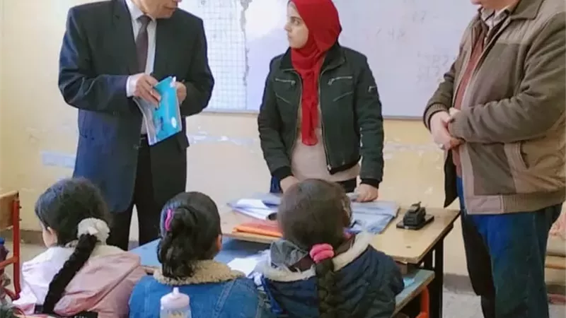 مدير تعليم الخانكة يشارك طلاب خالد بن الوليد طابور الصباح
