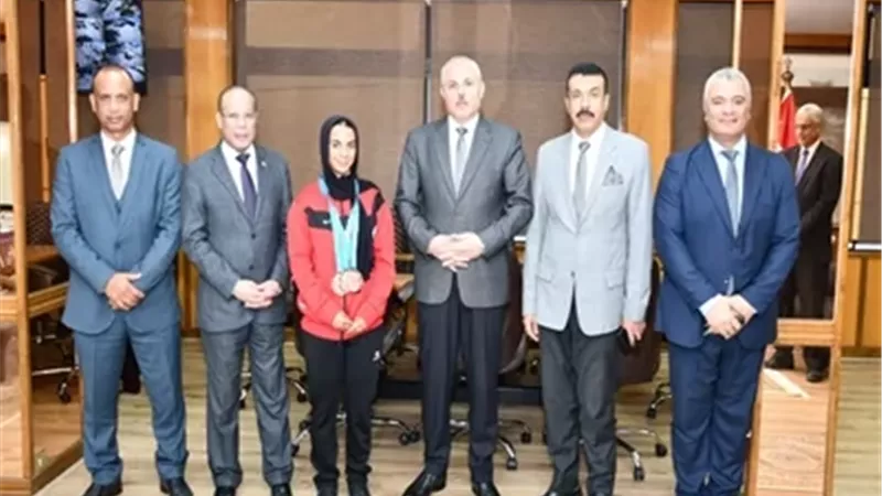 رئيس جامعة القناة يستقبل بطلة رفع الأثقال نورا عصام حلمي
