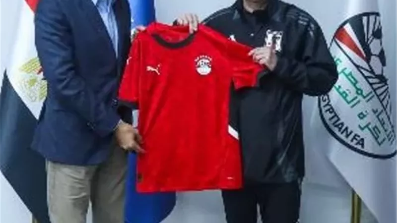 مصطفى عزام يستقبل رئيس بعثة منتخب اليابان ويتبادلان الدروع