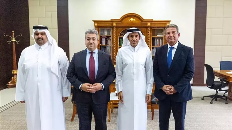 رئيس الأعلى للإعلام يلتقي رئيس المؤسسة القطرية للإعلام
