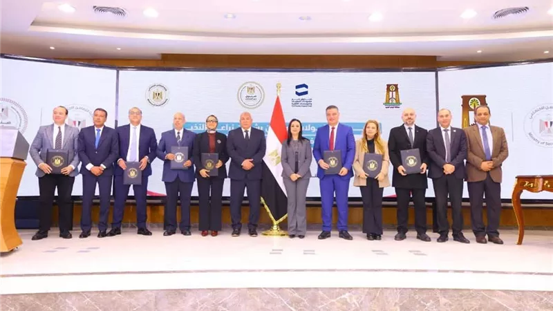 وزيرة التضامن ومحافظ الوادي الجديد يشهدان توقيع 5 بروتوكولات تعاون