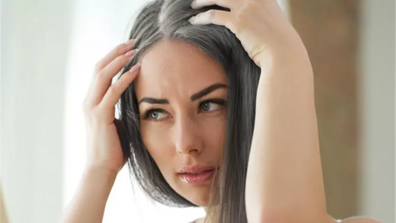 أسباب شيب الشعر المبكر وطريق الوقاية منه