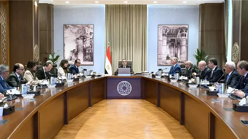 رئيس الوزراء يلتقي مسئولي شركة 