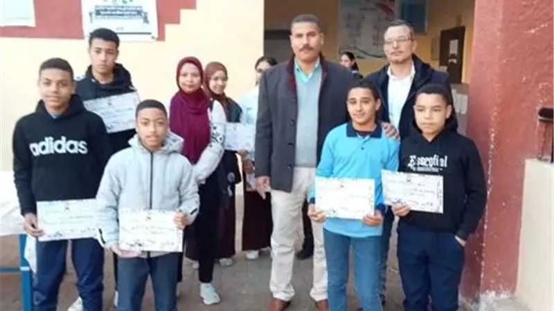 تكريم الطلاب الاوائل بمدرسة ريدة الإعدادية