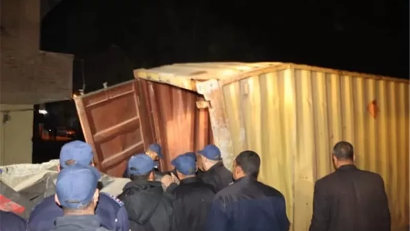 سقوط كونتنرات من قطار طوخ يتسبب في تلفيات بالمنازل .. صور