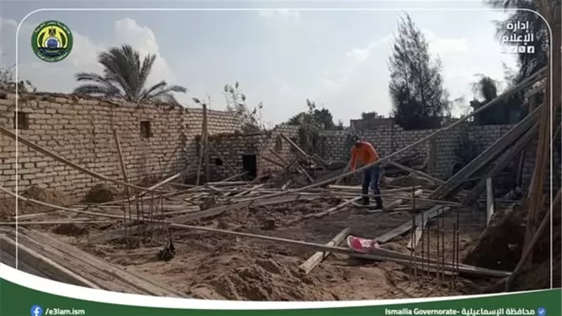إزالة شدة خشبية لأعمدة خرسانية بدون ترخيص في الإسماعيلية