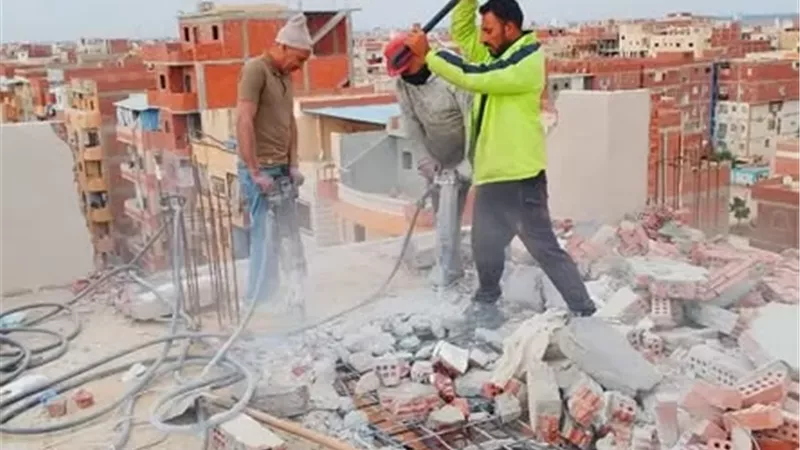 إزالة طابقين مخالفين في عقار بالإسماعيلية
