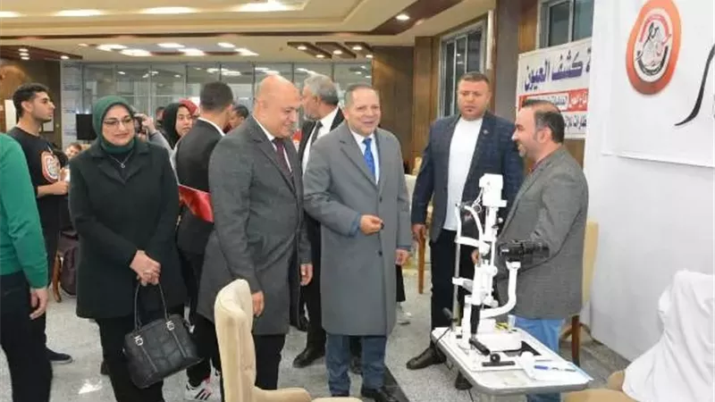 رئيس جامعة دمياط يتفقد القافلة الطبية للكشف على العيون