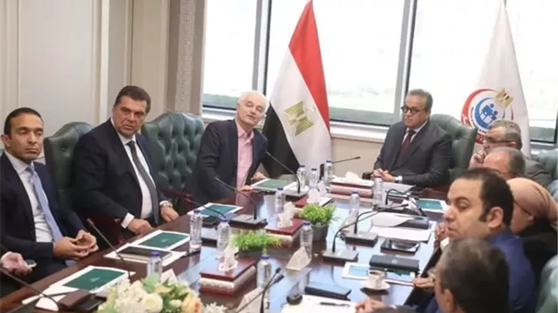عبد الغفار يناقش خطة تطوير قسم الأشعة بمشروع مدينة النيل الطبية