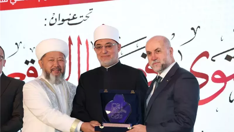 مفتي الجمهورية يُكرِّم عددًا من العلماء والمفتين ورجال الدين