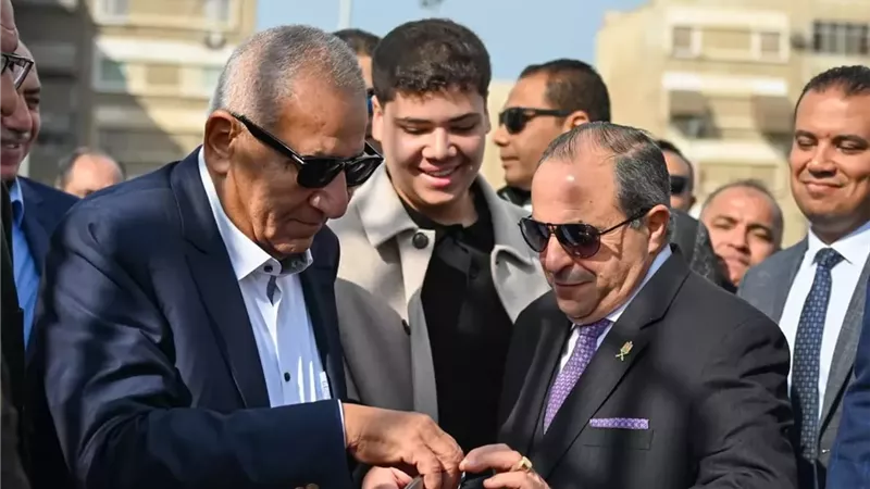 محافظ بورسعيد يطالب ابو علي بالاستثمار في المدينة الحرة