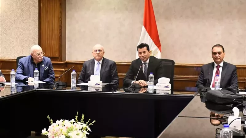 وزير الشباب يجتمع مع اللجنة الطبية العليا لرعاية الرياضيين لمتابعة تطبيق الكود الطبي