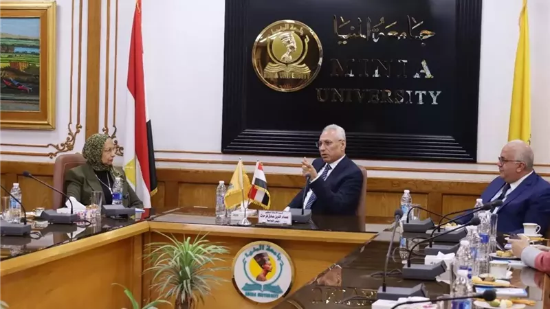 رئيس جامعة المنيا يستقبل فريق الهيئة القومية لضمان جودة التعليم
