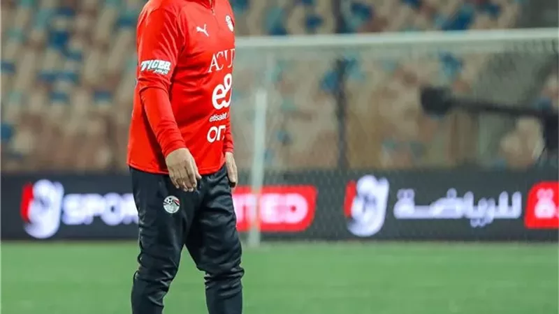 كامل أبو علي ينصح حسام حسن بتجاهل مواقع التواصل الاجتماعي