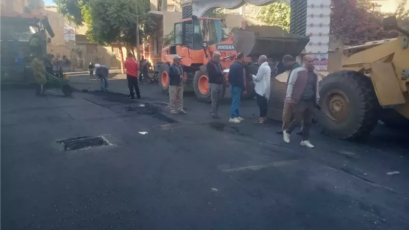 محافظ أسيوط يتابع رصف شارع الجمهورية والمناطق المحيطة