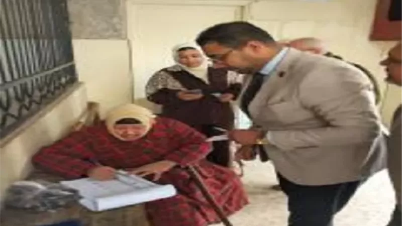 قاضٍ يساعد سيدة مسنة للإدلاء بصوتها بالشرقية