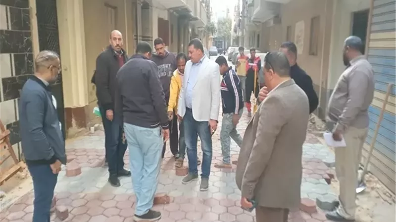 محافظ أسيوط يتابع أعمال تركيب بلاط الإنترلوك بشوارع وحارات مدين