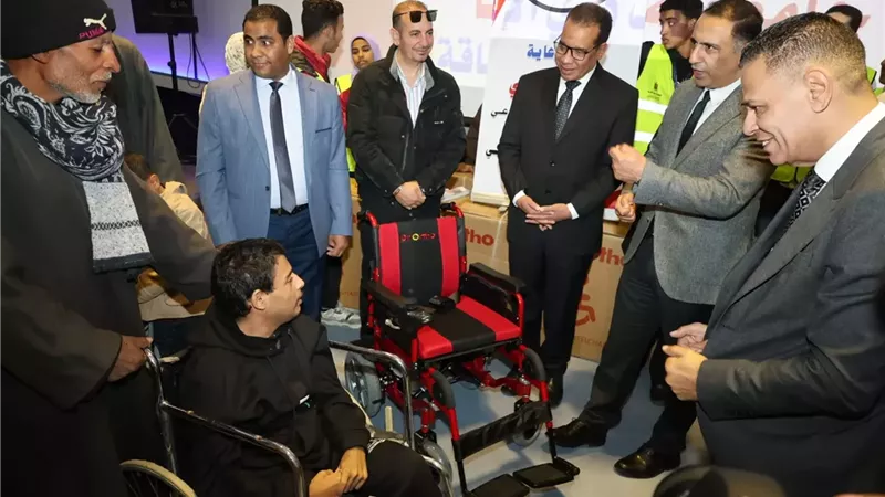 مساعد وزيرة التضامن يسلم عددا من العصا البيضاء والكراسي المتحركة للطلاب ذوي الإعاقة