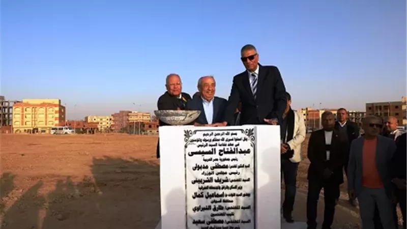 محافظ أسوان ونقيب مهندسى مصر يضعان حجر الأساس للنادى الإجتماعى