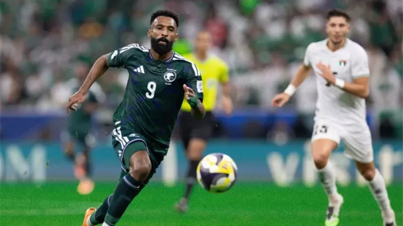 بسبب الامطار.. توقف مباراة السعودية والإمارات