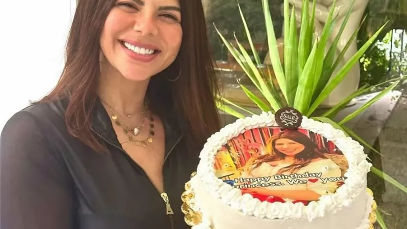 أميرة فتحى تعرب عن سعادتها وتحتفل بعيد ميلادها.. شاهد