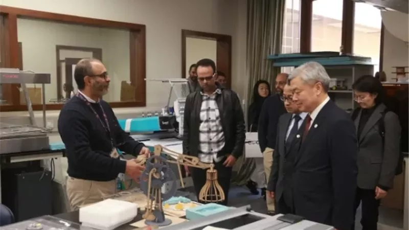 الجامعة الأمريكية بالقاهرة تستقبل وفدا من جامعة الصين للاتصالات