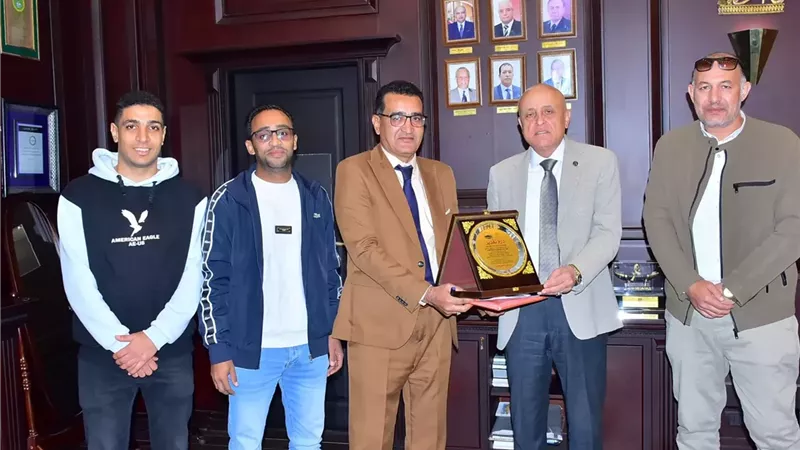 محافظ الأقصر يستقبل وفد شركة الكراكات المصرية لبحث معوقات العمل