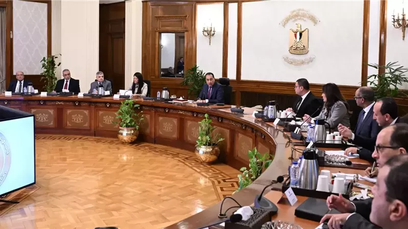 رئيس الوزراء يُتابع الموقف التنفيذي لمشروعات تحلية مياه البحر