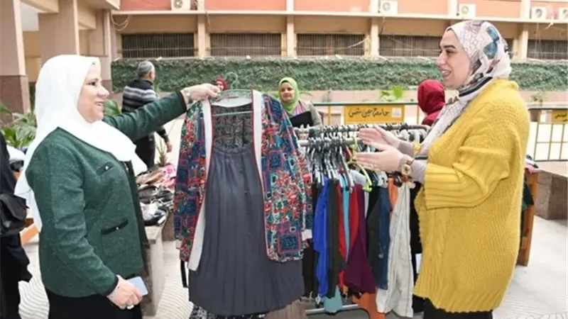 معرض خيري للملابس بجامعة عين شمس لدعم الطلاب والعاملين