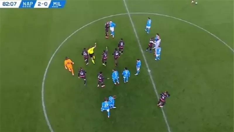 اشتباكات بين لاعبي ميلان ونابولي في كأس السوبر الإيطالي