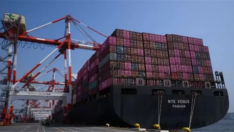 ارتفاع صادرات اليابان في نوفمبر بدعم تعافي الشحنات إلى أمريكا
