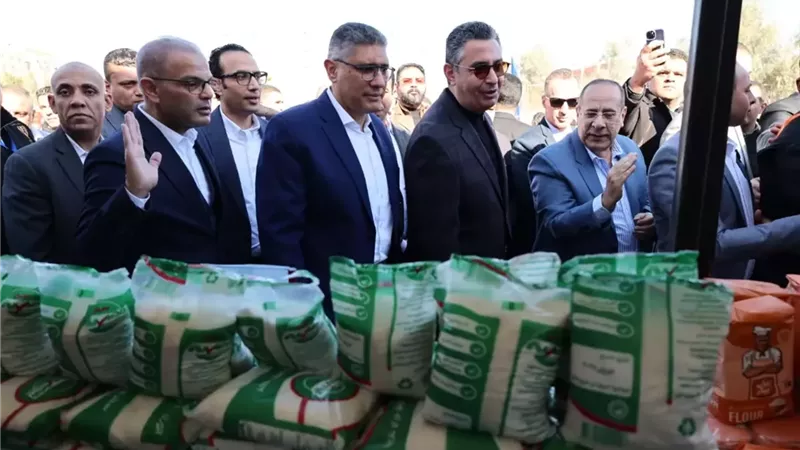 وزير التموين ومحافظ الجيزة يفتتحان سوق اليوم الواحد