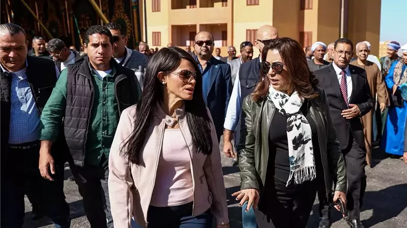 المشاط وعوض يشهدان تسليم 100 وحدة سكنية من إسكان الطود