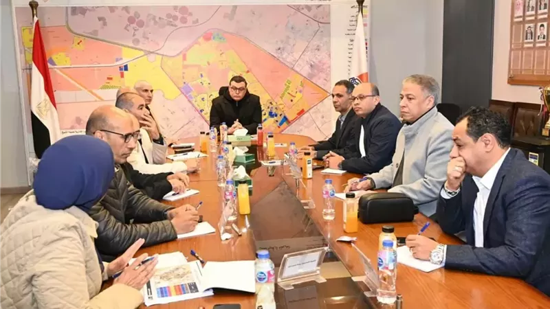 وزير الإسكان يعقد اجتماعاً بمقر جهاز مدينة الشيخ زايد