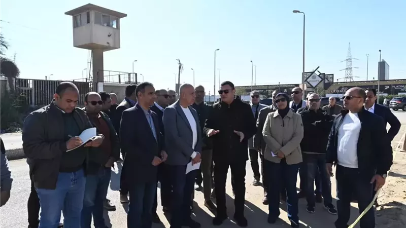 وزير الإسكان يتفقد تطوير الطرق والمحاور بالشيخ زايد