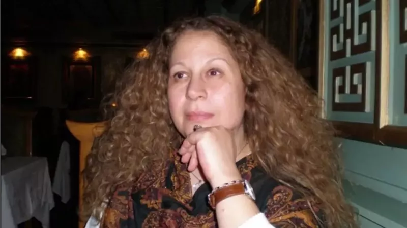 عمرالفيشاوى ينتظر جثمان سمية الألفى وغياب أحمد الفيشاوى عن الدفنه