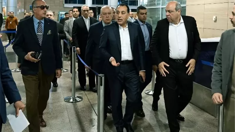 مدبولي من مطار القاهرة: تعليمات رئاسية بتطبيق أحدث النظم العالمية في تشغيل المطارات