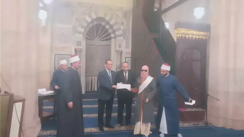 بدء توزيع جوائز مسابقة حفظ القرآن الكريم 