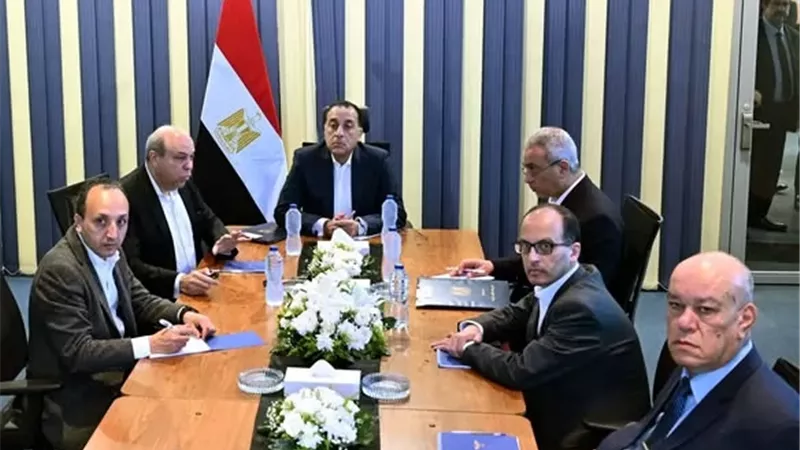 رئيس الوزراء يجتمع مع 