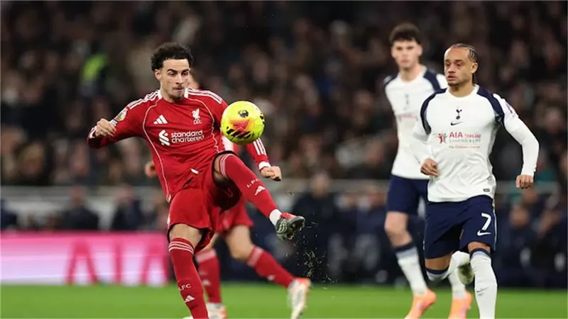 إشهار بطاقة حمراء في مباراة ليفربول وتوتنهام بـ الدوري الإنجليزي