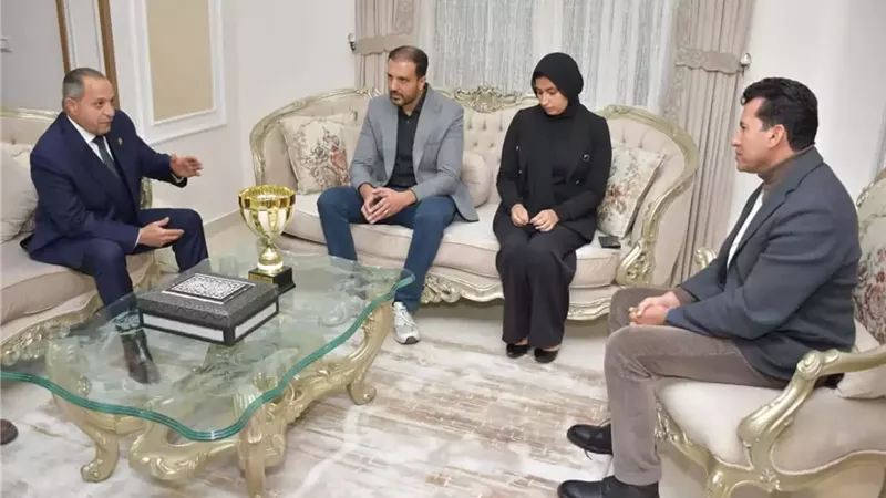 وزير الشباب ومحافظ بورسعيد يقدمان واجب العزاء في وفاة السباح يوسف محمد