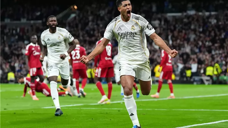 خبير تحكيمي: لاعب ريال مدريد كان يستحق الطرد أمام إشبيلية