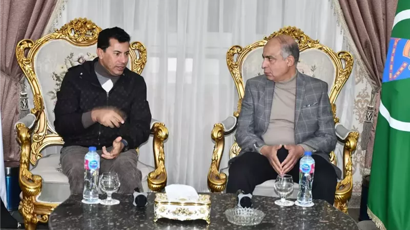 وزير الشباب يلتقي محافظ المنيا بديوان المحافظة