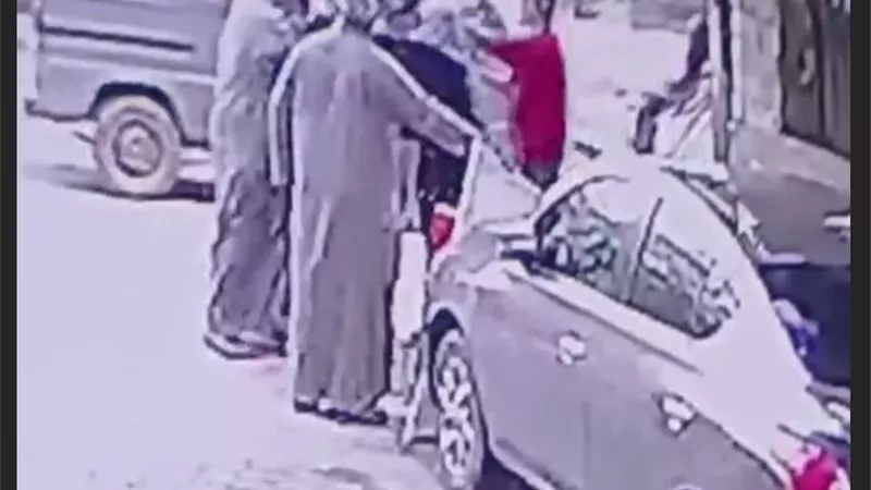 ملابسات تعدى شخص ونجله على مالك محل مأكولات بالجيزة
