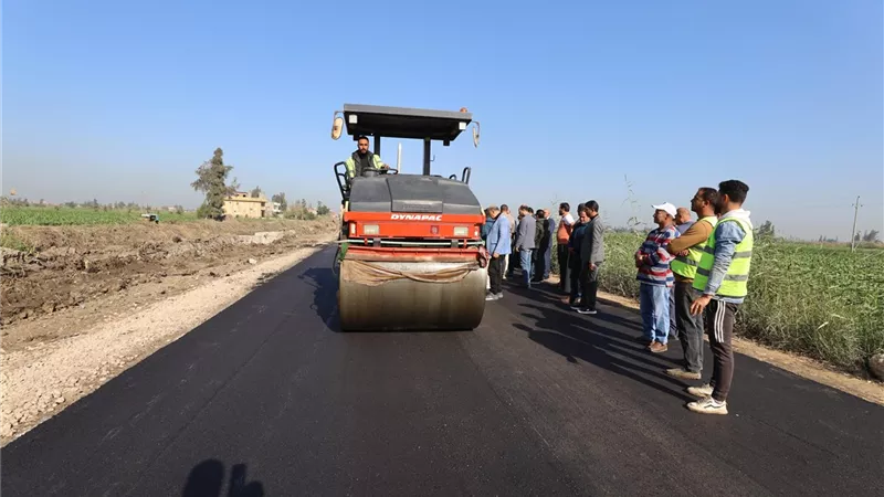 محافظ كفرالشيخ يتفقد أعمال الرصف بطريق كوبري الزاوية