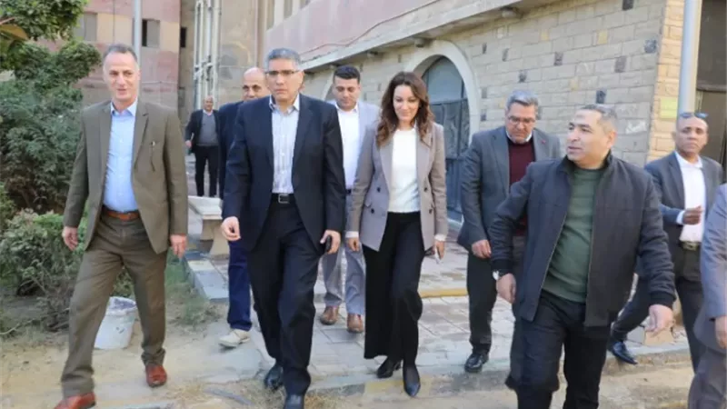 ساحة انتظار للسيارات أسفل محور الفريق كمال عامر
