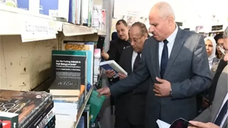 رئيس جامعة القناة يفتتح الدورة الـ33 لمعرض الكتاب السنوي