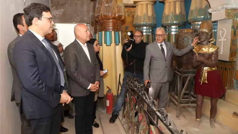 وزير الثقافة ومحافظ القاهرة يتفقدان متحف الشمع