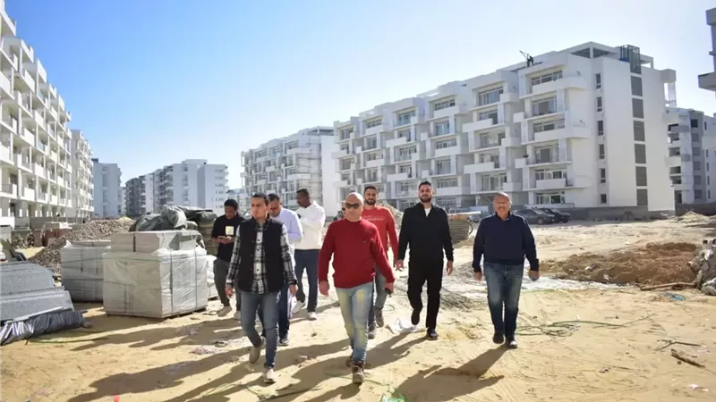 قرارات فورية لإنهاء مزارين والحي اللاتيني بالعلمين الجديدة